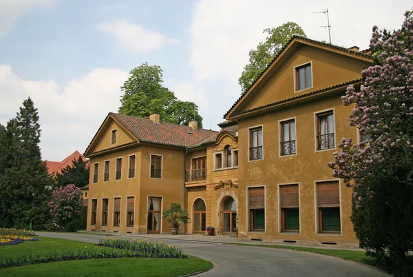 PRAGA, REPÚBLICA CHECA - 28 DE ABRIL DE 2010: Edificios en el parque de los Jardines Reales en Hrade.net, Praga, República Checa — Foto de Stock