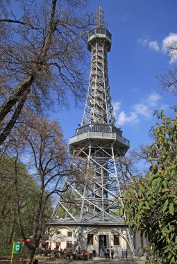 Prag, Çek Cumhuriyeti-Nisan 24, 2013: Petrin Gözcü Kulesi (Petrinska Rozhledna) Prag, Çek Cumhuriyeti