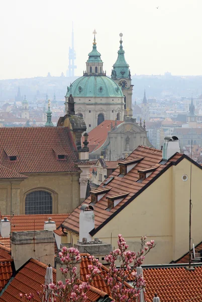 Praag, Tsjechië-23 april 2013: Praag in in de ochtendmist, uitzicht vanaf het observatiedek van de Praagse burcht, Tsjechische republ — Stockfoto