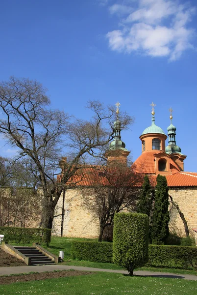 Prague, Tsjechië - 24 April 2013: kathedraal kerk van Saint Lawrence op het Petrin Hill in Praag, Tsjechië — Stockfoto