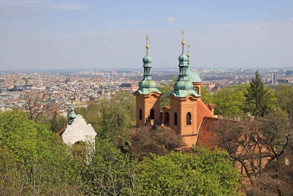 Prag, Tjeckien - 24 April, 2013: domkyrkan kyrkan Saint Lawrence på Petrin Hill i Prag, Tjeckien — Stockfoto