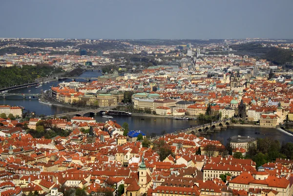 Prague, Tsjechië - 24 April 2013: de luchtfoto van Prague City en Charles Bridge vanaf Petrin-heuvel — Stockfoto