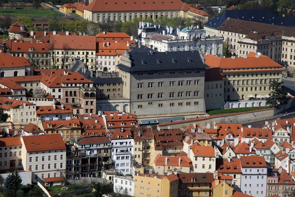 Prag, Tjeckien - 24 April, 2013: Flygfoto över Hradcany från Petrin Hill. Prague, Tjeckien — Stockfoto
