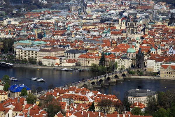 Prag, Tschechische Republik - 24. April 2013: die Luftaufnahme der Stadt Prag und der Karlsbrücke vom Petrin-Hügel — Stockfoto