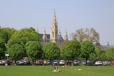 Vienna, Avusturya - 25 Nisan 2013: Rahatlatıcı insanlar içinde belgili tanımlık geçmiş Viyana'daki Hofburg İmparatorluk Sarayı yakınındaki Viyana Belediye Binası ile bir parkta