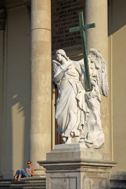 Vienna, Avusturya - 25 Nisan 2013: Saint Charles'ın Kilisesi (Wiener Borromeo'nun) Karlsplatz Viyana, Avusturya, melek heykeli