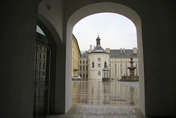 PRAGA, REPUBBLICA CECA - 29 APRILE 2013: Il Secondo Cortile del Castello di Praga con fontana e Cappella del Santo Rutto, Praga, Repubblica Ceca — Foto Stock