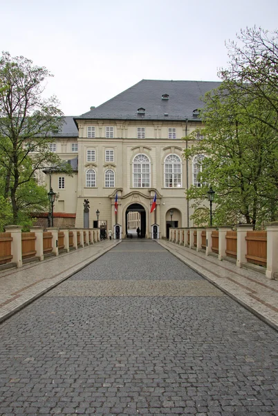 Prague, Republika Czeska - 29 kwietnia 2013: proszku Bridge do Zamku Praskiego, północnego wejścia do Zamku Praskiego, Praga, Republika Czeska — Zdjęcie stockowe