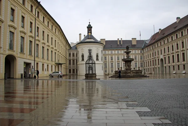 PRAGUE, RÉPUBLIQUE TCHÈQUE - 29 AVRIL 2013 : Deuxième cour du Château de Prague avec fontaine et chapelle du Saint-Rood, Prague, République tchèque — Photo