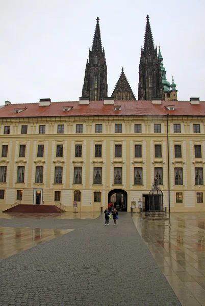 PRAGUE, RÉPUBLIQUE TCHÈQUE - 29 AVRIL 2013 : La deuxième cour du château de Prague, Prague, République tchèque — Photo