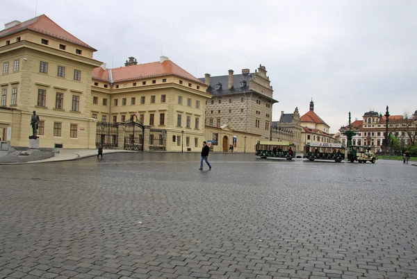 PRAGUE, CZECH REPUBLIC - APRIL 29, 2013: Hradcany Square in Prague — Stock Photo, Image