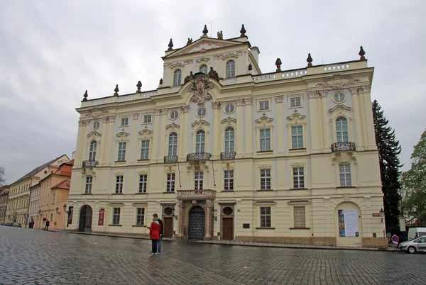 PRAGUE, RÉPUBLIQUE TCHÈQUE - 29 AVRIL 2013 : Archevêque Palais, célèbre bâtiment à l'entrée principale du Château de Prague — Photo