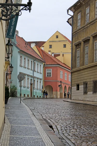 Praha, Česká republika-29. duben 2013: stará ulice Hradcany v Praze — Stock fotografie