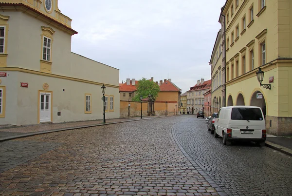 Praha, Česká republika-29. duben 2013: stará ulice Hradcany v Praze — Stock fotografie