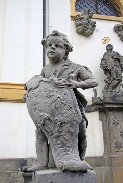 PRAGA, REPUBBLICA CECA - 29 APRILE 2013: Statua dell'Angelo alla Nascita di Cristo Chiesa di Loreto a Praga — Foto Stock