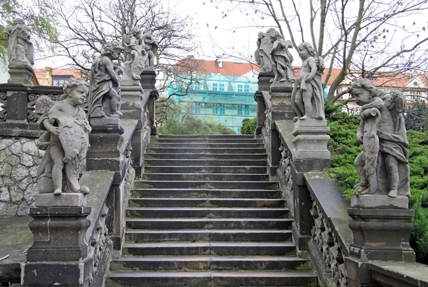 PRAGUE, REPÚBLICA CHECA - 29 de abril de 2013: Estátuas de anjos no nascimento de Cristo Igreja de Loreto em Praga — Fotografia de Stock