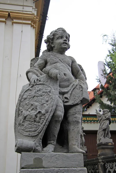PRAGA, REPÚBLICA CHECA - 29 DE ABRIL DE 2013: Estatua de ángel en el nacimiento de Cristo Iglesia de Loreto en Praga — Foto de Stock