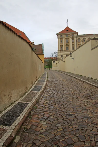 PRAGUE, RÉPUBLIQUE TCHÈQUE - 29 AVRIL 2013 : Vieille rue de Hradcany à Prague — Photo