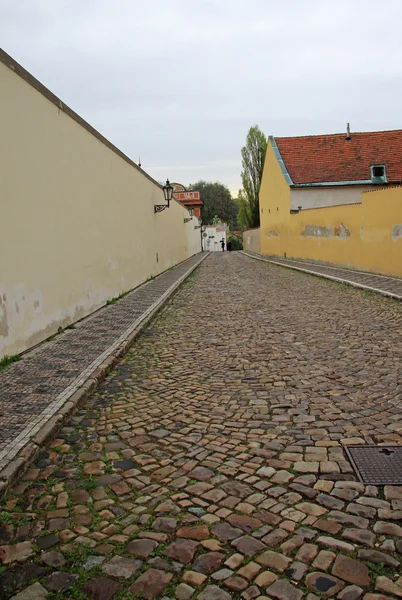 PRAGUE, CZECH REPUBLIC - APRIL 29, 2013: Old street of Hradcany in Prague — Stock Photo, Image