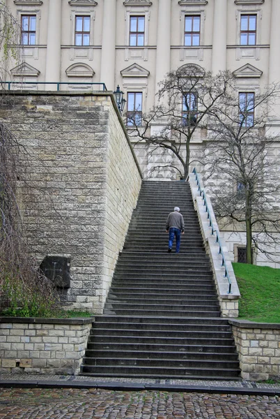 Prag, Tjeckien - 29 April, 2013: trappor till Czernin Palace som nu är en tjeckiska utrikesministeriet — Stockfoto