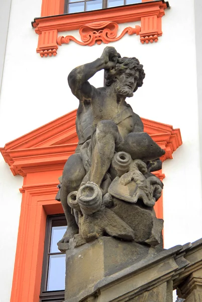 PRAGA, REPUBBLICA CECA - 02 MAGGIO 2013: Statua del Palazzo Troja a Praga, Repubblica Ceca — Foto Stock