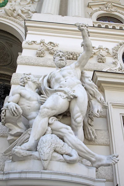 VIENNA, ÁUSTRIA - 25 de abril de 2013: Escultura de Hércules perto do Palácio de Hofburg, em Viena, Áustria — Fotografia de Stock