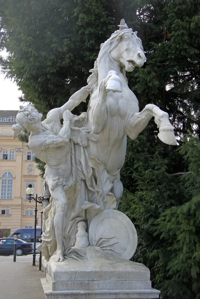 VIENNA, AUSTRIA - 25 APRILE 2013: Statua di un uomo con un cavallo nei pressi del Museo di Storia Naturale e del Museo di Storia dell'Arte di Vienna, Austria — Foto Stock