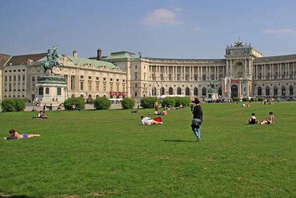 VIENA, AUSTRIA - 25 DE ABRIL DE 2013: La gente se relaja en un parque de Viena cerca de Hofburg — Foto de Stock