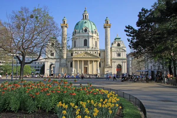 VIENA, AUSTRIA - 25 DE ABRIL DE 2013: Iglesia de San Carlos (Wiener Karlskirche) en Karlsplatz, Viena (Wien), Austria — Foto de Stock