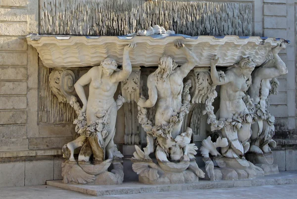 VIENA, AUSTRIA - 25 DE ABRIL DE 2013: Estatuas en el jardín del Palacio Belvedere en Viena, Austria —  Fotos de Stock