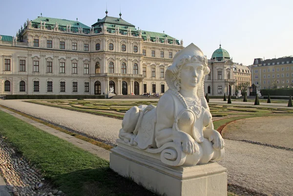 ВЕНА, Австрия - 25 апреля 2013 года: Статуя Сфинкса в саду дворца Бельведер — стоковое фото