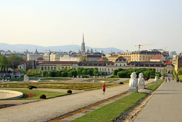 Wien, Österreich - 25. April 2013: der Garten des Belvedere-Palastes am Sonnenuntergang, Wien, Österreich — Stockfoto