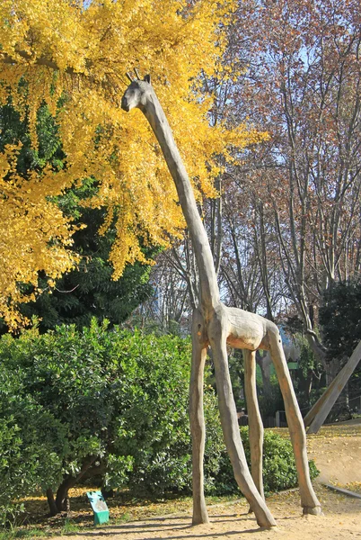 BARCELONA, CATALONIA, ESPAÑA - 12 DE DICIEMBRE DE 2011: Jirafa de madera en el Zoológico de Barcelona — Foto de Stock