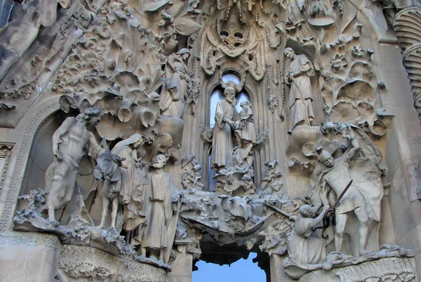 Barcelona, Catalonië, Spanje - 12 December 2011: Geboortekerk gevel van Sagrada Familia tempel, Barcelona, Catalonië, Spanje — Stockfoto