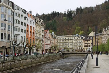 Karlovy Vary veya western Bohemia, Çek Cumhuriyeti yer alan bir spa şehridir Carlsbad Karlovy Vary, Çek Cumhuriyeti - 27 Nisan 2013: binalar