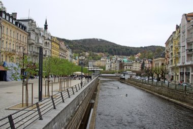 Karlovy Vary veya western Bohemia, Çek Cumhuriyeti yer alan bir spa şehridir Carlsbad Karlovy Vary, Çek Cumhuriyeti - 27 Nisan 2013: binalar
