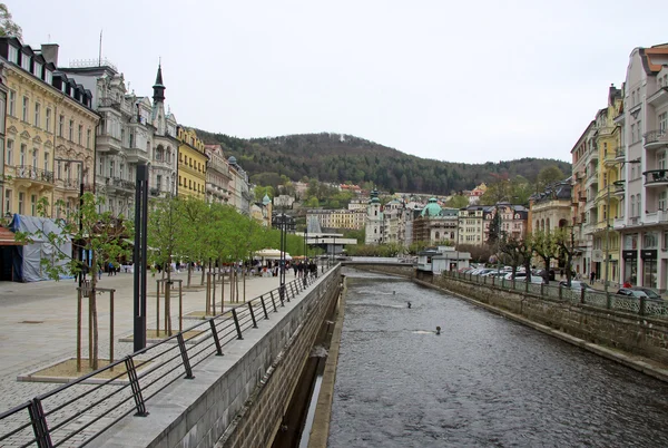 Karlovy Vary veya western Bohemia, Çek Cumhuriyeti yer alan bir spa şehridir Carlsbad Karlovy Vary, Çek Cumhuriyeti - 27 Nisan 2013: binalar