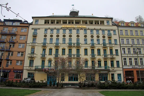 KARLOVY VARY, CZECH REPUBLIC - APRIL 27, 2013: Buildings in Karlovy Vary or Carlsbad that is a spa town situated in western Bohemia, Czech Republic — Stock Photo, Image