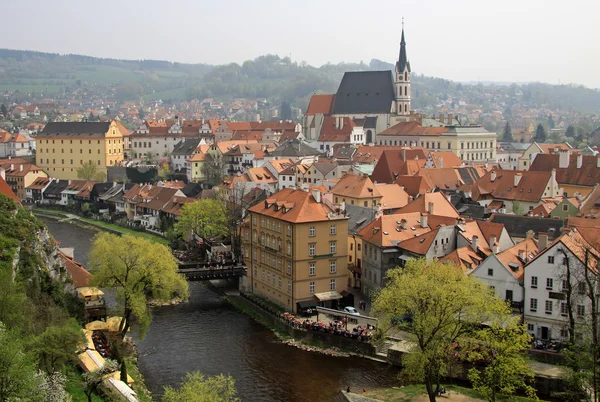 Cesky Krumlov, Cseh Köztársaság - május 01., 2013: nézet történelmi város Cesky Krumlov a Moldva folyón — Stock Fotó