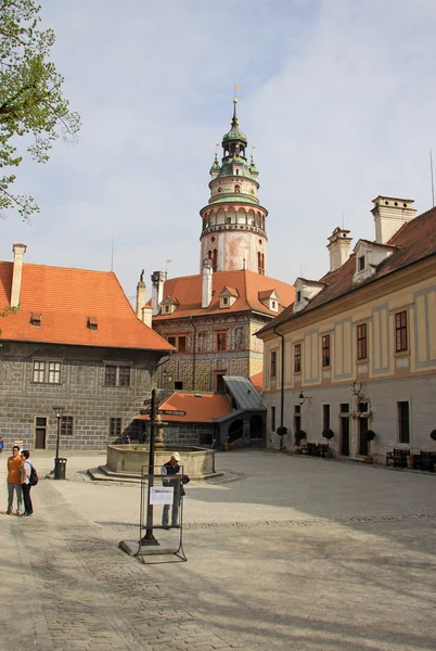 CESKY KRUMLOV, CZECH REPUBLIC - MAY 01, 2013: Courtyard of the historic castle of Cesky Krumlov — 图库照片