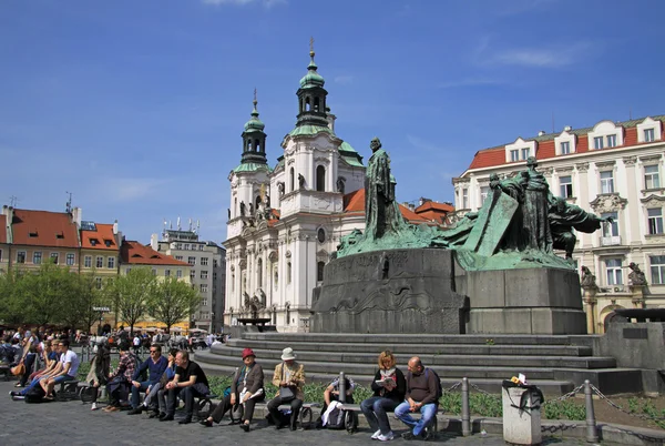 Prag, Tschechische Republik - 24. April 2013: Altstadtplatz mit Jan-Hus-Denkmal, Prag, Tschechische Republik. Blick vom alten Rathaussturm — Stockfoto
