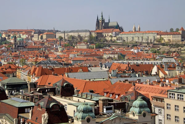 PRAGUE, RÉPUBLIQUE TCHÈQUE - 24 AVRIL 2013 : Vue de la tour de la vieille mairie à Mala Strana (Petite ville) et Hradcany — Photo