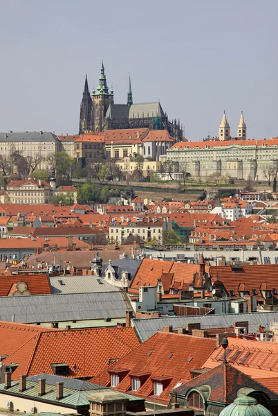 Prague, Republika Czeska - 24 kwietnia 2013: widok na stary Wieża Ratuszowa Mala Strana (Mala Strana) i gród — Zdjęcie stockowe