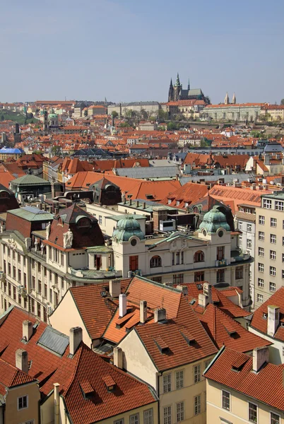 Prag, Tschechische Republik - 24. April 2013: Blick vom alten Rathaussturm auf mala strana (Kleine Stadt) und Hradcany — Stockfoto