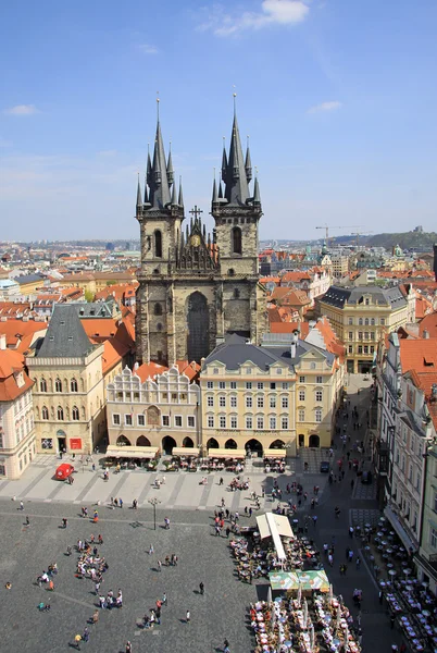 Prag, Tschechische Republik - 24. April 2013: Frauenkirche vor dem Rathaus auf dem Altstadtplatz, Prag, Tschechische Republik. Blick vom alten Rathaussturm — Stockfoto