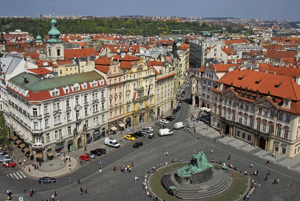 PRAGUE, CZECH REPUBLIC - APRIL 24, 2013: Old Town Square with Jan Hus Monument, Prague, Czech Republic. View from Old Town Hall Tower — Stockfoto