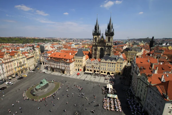 Prag, Tschechische Republik - 24. April 2013: Frauenkirche vor dem Rathaus auf dem Altstadtplatz, Prag, Tschechische Republik. Blick vom alten Rathaussturm — Stockfoto