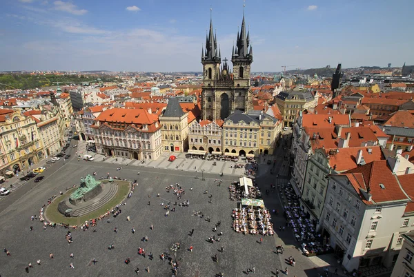 Prague, Çek Cumhuriyeti - 24 Nisan 2013: kilise Our Lady Tyn eski şehir Meydanı, Prague, Çek Cumhuriyeti tarihinde önce. Old Town Hall Tower görünümünden — Stok fotoğraf