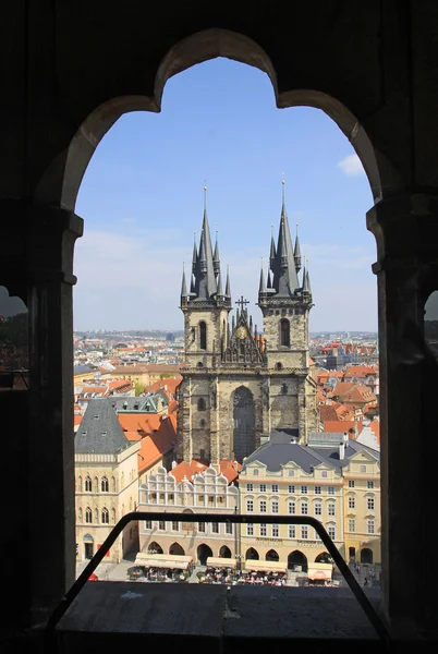 Prag, Tjeckien - 24 April, 2013: Vårfrukyrkan Innan Tyn, Prag, Tjeckien. Utsikt från gamla rådhustornet — Stockfoto