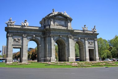 Madrid, İspanya - 23 Ağustos 2012: Puerta de Alcala (Alcala kapısı) Madrid, İspanya Plaza de la Independencia (bağımsızlık Meydanı) üzerinde